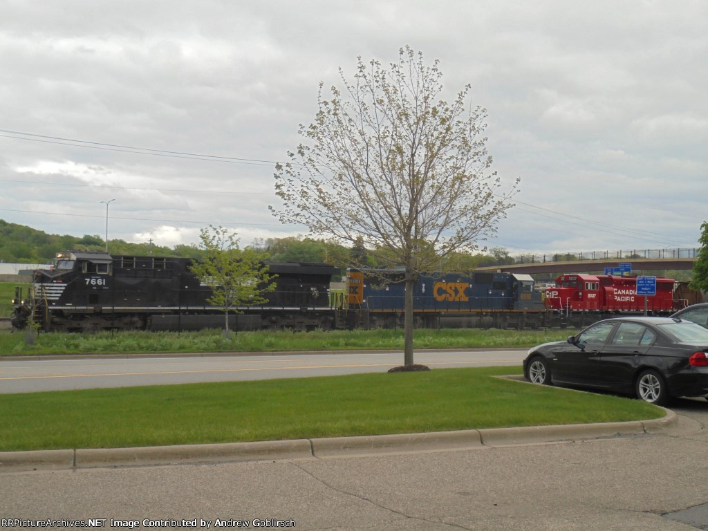 NS 7661, CSX 8518 + CP 5037